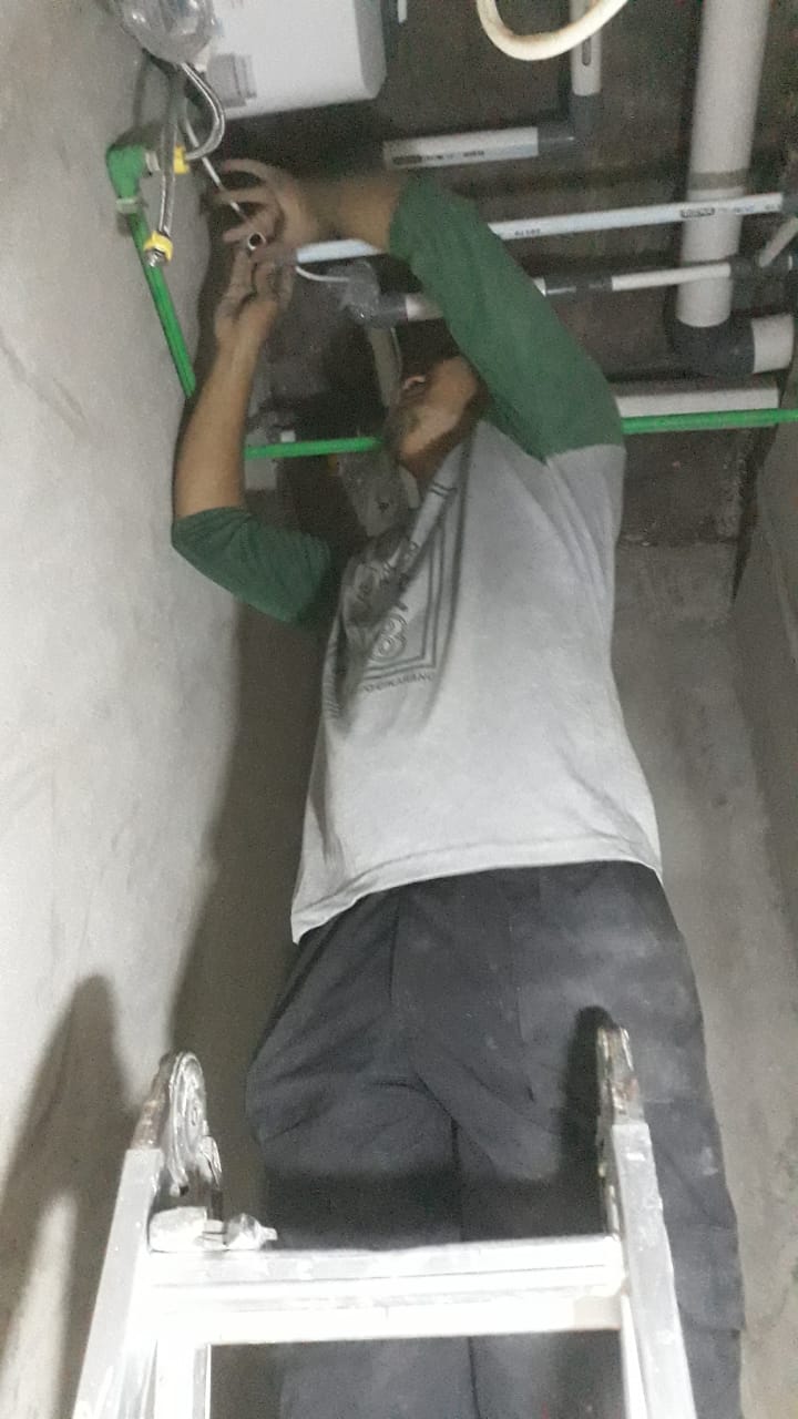 Proses instalasi unit water heater Ariston listrik di kamar mandi