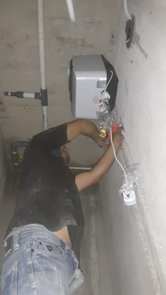 Jasa pemasangan water heater Ariston di perumahan Tangerang